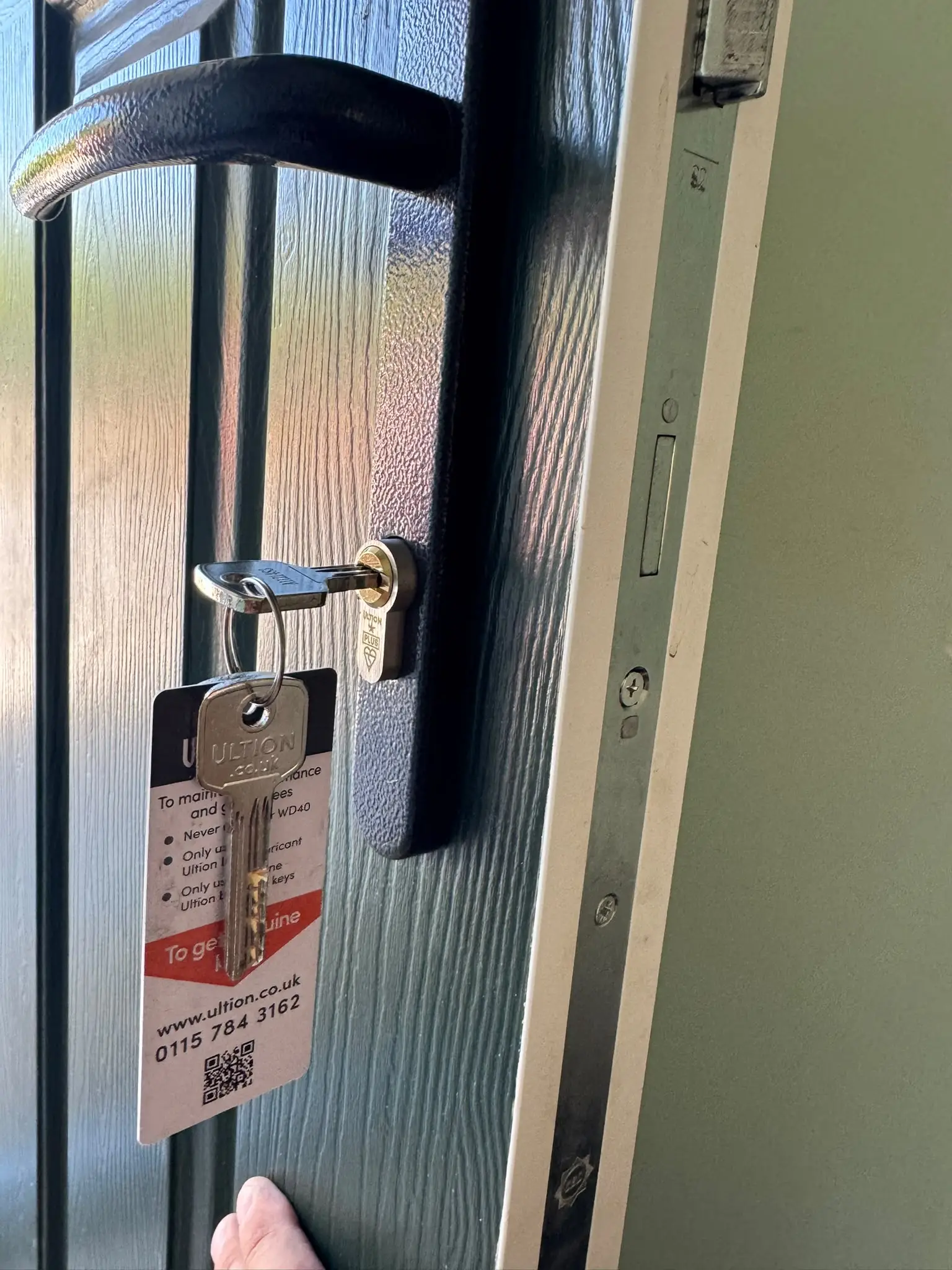 Emergency locksmith helping customers in Southampton